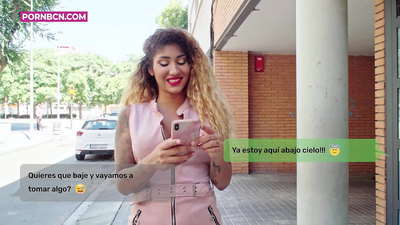 Hűtlen feleség, hogy keményen megdugja fiatal szeretőjét, miközben férje dolgozik. Latina mellekkel és nagy seggel. Vénusz Aphrodité.